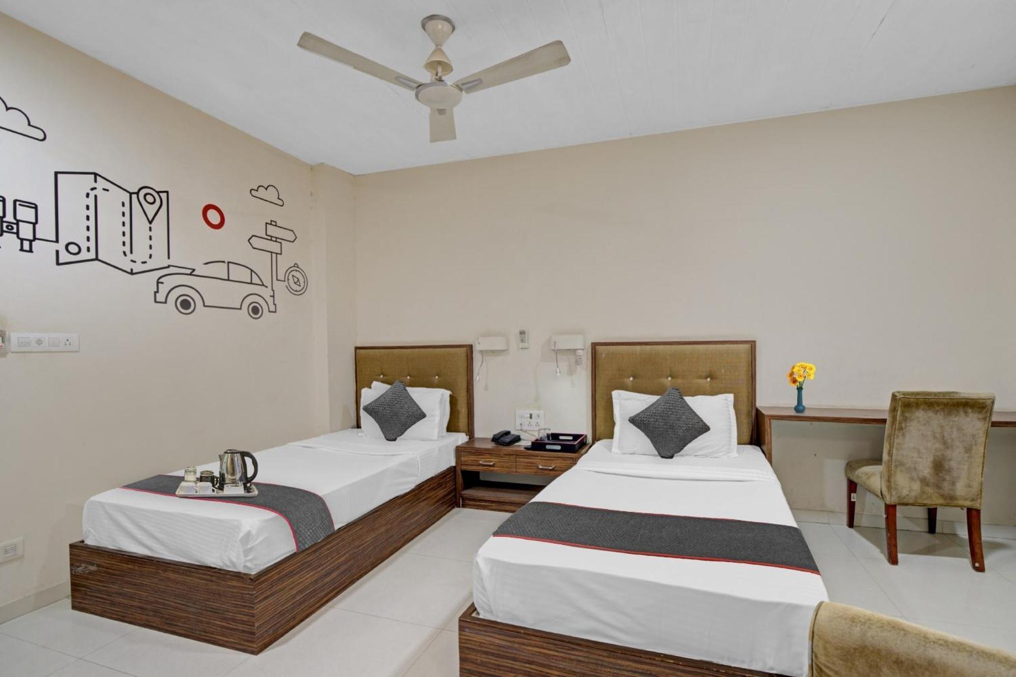 Hotel O The Kia Residency Hotel And Banquet アーメダバード エクステリア 写真